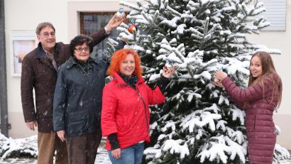 Bild: cog
Achim und Renate Kiel, Larysa Pavlenko und Yevheniia Hilenchenko (von links) hängen die Spendenkugeln an gelb-blauen Bändern, den Nationalfarben der Ukraine, in den Weihnachtsbaum.