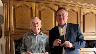 Bild: Stefanie Gradl
Zum 90. Geburtstag gratuliert Bürgermeister Hans-Martin Schertl (rechts) dem rüstigen Jubilar Franz Bauer.