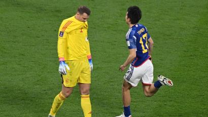 Bild: Robert Michael/dpa
Manuel Neuer (links) schleicht bedröppelt vom Platz, ein Japaner stürmt auf die Jubeltraube zu. Die deutsche Elf verlor überraschend gegen die Asiaten.