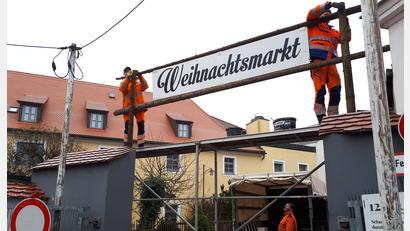 Bild: pz
Mitarbeiter des Stadtbauhofs Waldsassen am Dienstag bei den Vorbereitungen für den Weihnachtsmarkt in der Kunstgasse (Bild) und den Neuen Gärten.