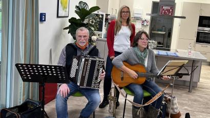 Bild: rpp
Albin Zeitler (links) und Ingrid Krämer sorgten für einen kurzweiligen Nachmittag bei den Senioren des Hauses am Schirnitzbach in Kemnath. Monika Walter (Mitte) hatte den Auftritt der beiden Musikanten vermittelt.