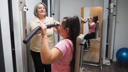Bild: bl
Margit Berkmann (links) ist besonders stolz auf den neuen Geräteraum in der Oberviechtacher Physiotherapie-Praxis. Mit 56 Jahren hat sie die Seiten gewechselt: von der Arbeitnehmerin zur Arbeitgeberin.