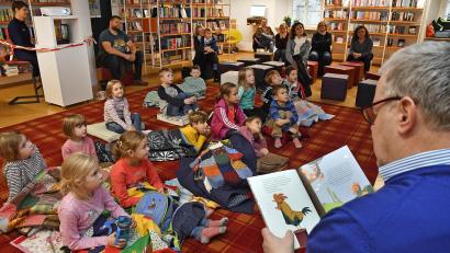 Bild: Petra Hartl
Landrat Richard Reisinger war anlässlich des bundesweiten Vorlesetags in die Stadtbibliothek gekommen und unterhielt sein junges Publikum mit zwei Geschichten.