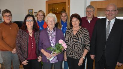 Bild: jr
Erna Franz ist mit 95 Jahren die älteste Einwohnerin der Marktgemeinde Bad Neualbenreuth. Zum Geburtstag freute sich die Jubilarin über viele Glückwünsche. Von links Seniorenbeauftragte Beate Ott, Tochter Angela, Birgit Lippert (Frauenbund), Erna Franz, Carina Keil (Frauenbund), Tochter Inge, Pfarrgemeinderatssprecher Wolfgang Plonner und Bürgermeister Klaus Meyer.
