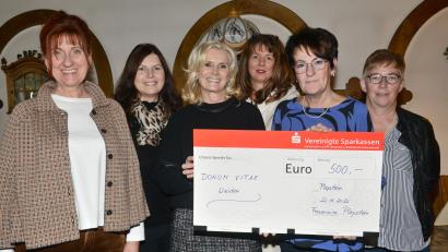 Bild: bey
FU-Vorsitzende Heidi Völkl (Zweite von rechts) übergibt an Andrea Lang, Geschäftsführende Vorsitzende bei Donum Vitae Weiden, und Andrea Gollwitzer, Vorsitzende des Fördervereins (links), die Spende in Höhe von 500 Euro.