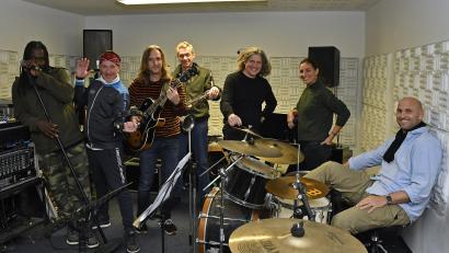 Bild: Petra Hartl
Toby Mayerl (Dritter von rechts), hier beim Proben in Amberg, hat eine ganze Reihe von Profis um sich versammelt, wenn er am Freitag, 2. Dezember, sein Debüt in Schönsee gibt. "A very special christmas" hat er sich für die neuen "Nachbarn" ausgesucht.