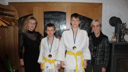 Bild: soj
Valeria Pausch (von links), Andrii Danylov, Amir Abdurakhmanov und Anita Heindl bei einer Feierstunde im Gasthof Bergblick.