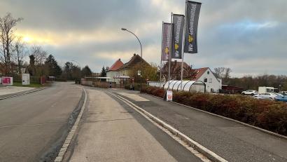 Bild: e
Die Bushaltestelle Milchhof beim Edeka-Markt in der Schlichter Straße soll mit Zustimmung des Vilsecker Stadtrats barrierefrei ausgebaut werden.