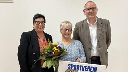 Bild: Laura Dilling/exb
Neues Ehrenmitglied Edith Pongratz (Mitte) mit Vorsitzendem Jürgen Zweck und Laudatorin Birgit Fruth.