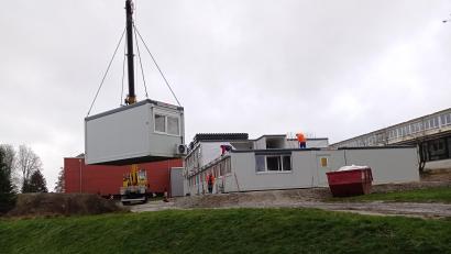 Bild: fpoz
Der Aufbau der Container für die Waldershofer Grundschüler hat begonnen.