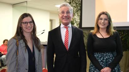 Bild: Hirsch
Ovigo-Regisseurin Theresa Weidhas (links) und Assistentin Katharina Fritsch (rechts) freuen sich über eine Spende von 1500 Euro, die ihnen Sparkassen-Vorstandsvorsitzender Werner Heß (Mitte) überreichte.