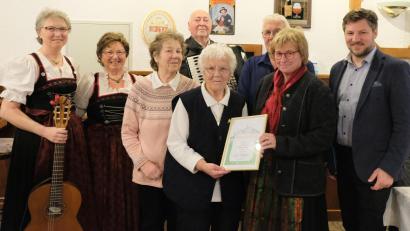 Bild: mab
Theresia Geiger (Mitte) feierte ihren 90. Geburtstag im Kreis ihrer Familie und vieler Gratulanten.
