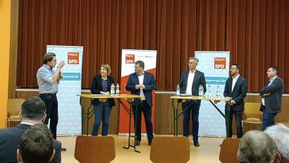 Bild: Claudia Foitzik/exb
Die SPD hat zur Diskussion geladen (von links): Hardy Barth, Annette Karl, Johannes Foitzik, Stefan Rödl, Stefan Trummer und Uwe Bergmann.