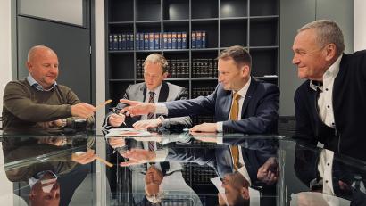 Bild: Pressestelle Stadt Weiden/exb
Die Grundstücksverträge sind unterzeichnet (von links) Michael Kurz, Vorsitzender SpVgg SV Weiden, Notar Thomas Schiffner, Oberbürgermeister Jens Meyer und Kurt Seggewiß, zweiter Vorsitzender der SpVgg SV Weiden.