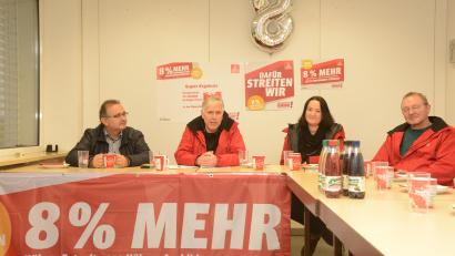 Bild: bey
Josef Bock, Betriebsratsvorsitzender Constantia GmbH & Co KG, Horst Ott, Erster Bevollmächtigter IG Metall Amberg, Sabrina Feige, Fachsekretärin, und Udo Fechtner, Zweiter Bevollmächtigter IG Metall Amberg (von links), sprechen sich positiv über den Tarifabschluss für die Beschäftigten in der Elektro- und Metallindustrie aus.