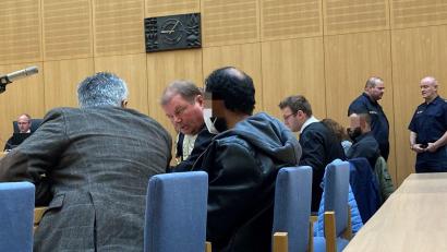 Bild: ca
Der Hauptangeklagte Said A. (mit Maske) wird vom Düsseldorfer Anwalt Jan-Henrik Heinz vertreten.