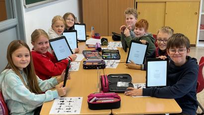 Bild: Grundschule Mähring/exb
Bei einem Workshop lernten die Dritt- und Viertklässler der Grundschule Mähring den richtigen Umgang mit den Klassen-I-Pads.