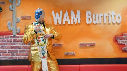 Bild: Gabi Schönberger
Der mexikanische Wrestler "Wilfredo" steht für die Eröffnung des "WAM Burrito" schon bereit.