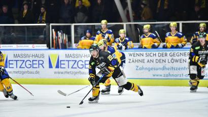 Archivbild: SignaLight
Brett Mennear (Mitte) vor der Geretsrieder Bank. Im Hinspiel lag der ERSC Amberg bis acht Minuten vor Schluss noch zurück.