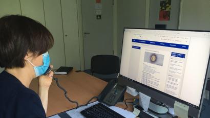 Bild: ihl
Eine Mitarbeiterin des Contact-Tracing-Teams am Gesundheitsamt Schwandorf telefoniert. Auch nach den aktuellen Regelungen zur Corona-Pandemie bleibt für das Team einiges zu tun.