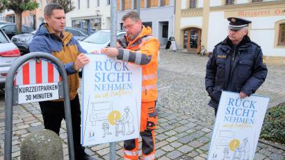 Bild: do
Bürgermeister Marcus Gradl und Polizeichef Werner Stopfer und mit ihnen die Gebietsverkehrswacht und die Jugend- und Seniorenbeauftragten ermuntern mit einer Plakataktion auf dem Stadtberg zu mehr gegenseitiger Rücksichtnahme im Straßenverkehr