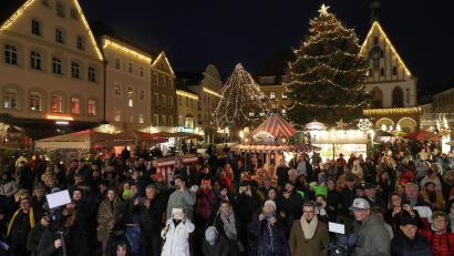 Bild: Wolfgang Steinbacher
Pünktlich um 17 Uhr gingen am Donnerstag die Lichter am Amberger Marktplatz an. Es ist wieder Weihnachtsmarkt - nach zwei Jahren Corona-Pause wurde auch höchste Zeit.