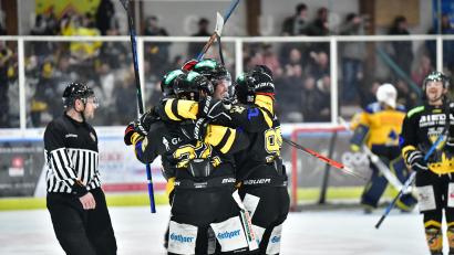 Bild: SignLight
Jubel beim ERSC Amberg. Das Team von Trainer Dirk Salinger gewann das Auswärtsspiel beim ESC Geretsried.