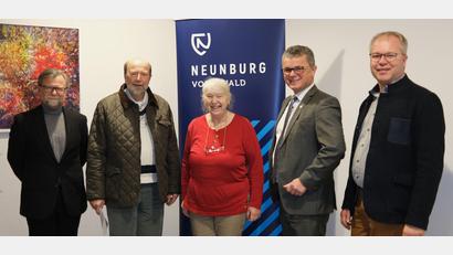 Bild: Hirsch
Dr. Rainer Riedemann (Zweiter von links) löst am Gesundheitszentrum Ostoberpfalz die Allgemeinmedizinerin Dr. Christine Boumadani (Mitte) ab. Ärztlicher Leiter Dr. Richard Wagner (links), kaufmännischer Leiter Georg Keil und Bürgermeister Martin Birner (von rechts) hießen den Mediziner im Rathaus willkommen.