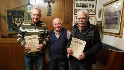 Bild: Andreas Wirnshofer/exb
Vorsitzender und Dirigent Andreas Wirnshofer (Mitte) überreichte den eifrigsten Sängern Willi Hammerer und Hans Käs eine Urkunde. .