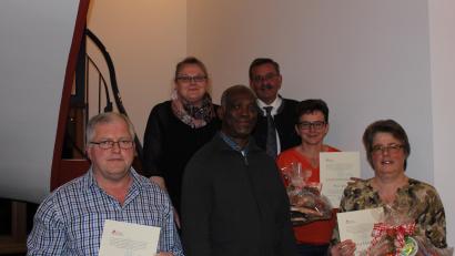 Bild: aun
Die Pfarrei St. Vitus in Utzenhofen ehrt ausgeschiedene Mitglieder des Pfarrgemeinderat (vorn, von links): Georg Neger, Pfarrvikar Pfarrer Charles Nwamiro, Tanya Sperl und Gudrun Fischer; hinten (von links): Pfarrgemeinderatssprecherin Antonia Guttenberger und Pfarrer Klaus Birnthaler von der Pfarreiengemeinschaft Hausen-Hohenkemnath-Utzenhofen.