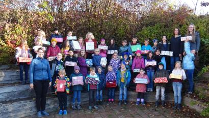 Bild: Hutzler/exb
Die Grundschüler übergaben die Geschenke für hilfsbedürftige Kinder an Julia Forster.