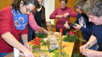 Bild: gi
Die Frauen waren sehr kreativ und haben Adventsgestecke, Kränze und weitere Handarbeitssachen gefertigt, die am Samstag und Sonntag in der Kirche erworben werden können.