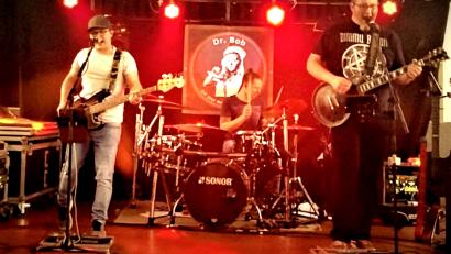 Bild: fjo
"Dr. Bob" gibt mit Sandro Hochwart, Tobias Bauer und Christian Schmucker (von links) am Samstag das Debüt im Bistro "Flamingo" ab.