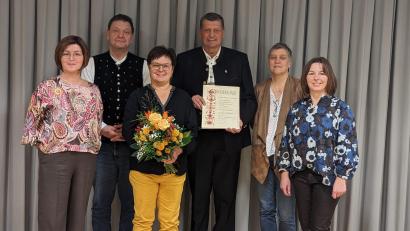Bild: Christiane Wagner/exb
Franz Ziegelmeier (Dritter von rechts) wurde zum Ehrenvorsitzenden des Obst- und Gartenbauvereins Wolfring ernannt.