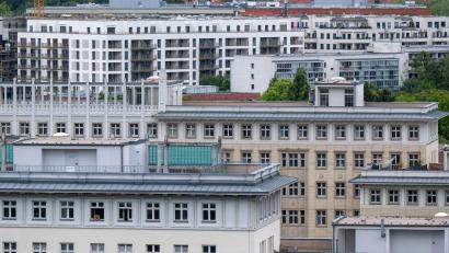 Bild: Monika Skolimowska/dpa
Wohnhäuser in der Bundeshauptstad: Das Gesetz soll Vermieter zu energetischen Sanierungen anregen. Mietern soll es einen Anreiz zu energieeffizientem Heiz-Verhalten geben.