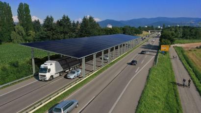 Bild: Fraunhofer ISE 
Solche PV-Überdachungen für Straßen soll es auch in Amberg geben, wenn es nach Andreas Schletz und Johannes Klier geht.