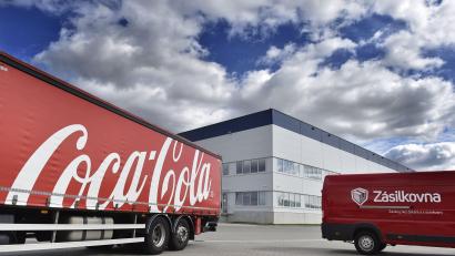 Symbolbild: Václav Šálek
Ein Laster von Coca-Cola steht vor der Lagerhalle am Flughafen Brünn, die von Coca-Cola als Logistikzentrum genutzt wird.