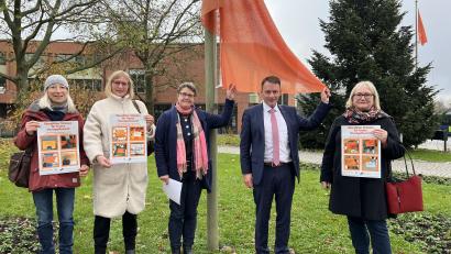 Bild: Stadt Weiden/exb
Oberbürgermeister Jens Meyer hisst mit der Gleichstellungsbeauftragten der Stadt Weiden, Susanne Reinhardt (Mitte), und Vertreterinnen des Weidener Frauenhauses sowie des Vereins Dornrose die Flagge zum Orange Day