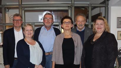 Bild: mfh
Der neue Vorstand der Verkehrswacht (von links): Vorsitzender Michael Göth, stellvertretende Geschäftsführerin Nicole Mende, stellvertretender Vorsitzender Johann Gebhardt, Geschäftsführerin Rosalia Wendl, Gernot Schötz, Vorsitzender der Kreisverkehrswacht, und Schatzmeisterin Petra Pöhlmann.
