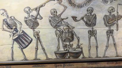 Bild: Larissa Loges/dpa
Diese Skelett-Big-Band ist nur eines der Details, die beim Betrachten des Bleibacher Totentanzes ins Auge fallen.