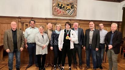 Bild: Wolfgang Meier, Stadt Amberg/exb
Empfang im Rathaus für Junioren-Weltmeisterin im Ju-Jutsu-Fighting, Viola Fritsche (Fünfte von rechts), die stolz ihre Medaille zeigte.