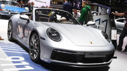 Symbolbild: Uli Deck/dpa
Auf dem Genfer Autosalon wird ein Porsche 911 Cabriolet präsentiert.
