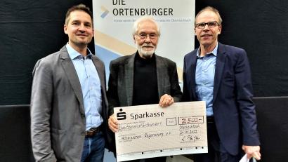 Bild: lg
Manfred Beer (Mitte) freute sich, weil er von Oberstudienrat Michael Teplitzky (links) und Schulleiter Ludwig Pfeiffer wiederum einen Spendenbetrag von 2500 Euro für die Hospizarbeit in Empfang nehmen konnte.