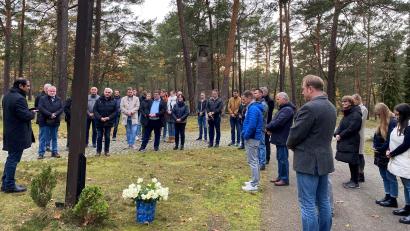 Bild: Norbert Bücherl
Auf dem Waldfriedhof Halbe, der größten Kriegsgräberstätte in Deutschland, gedachten die Projektteilnehmer der Toten und Opfer aller Kriege. Links der Freihunger Pfarrer Benny Joseph.