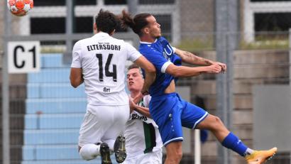 Bild: Büttner, Gerhard
David Bezdicka (rechts) erzielte den einzigen Weidener Treffer bei der 1:3-Niederlage beim SC Eltersdorf. Das Bild zeigt eine Szene aus dem Hinspiel, das die SpVgg SV Weiden mit dem gleichen Ergebnis gewonnen hatte.