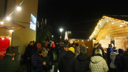 Bild: stg
Das vorweihnachtliche Kleid hatte am Donnerstagabend der Stadtgraben angezogen - es fehlte nur der Schnee.