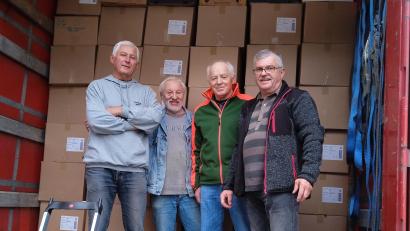Bild: bjp
Viele fleißige Hände packten beim Verladen der in Pressath gesammelten Altkleider mit an. Von links: Franz Ficker, Hans Karl, Anton Waldmann und Gerhard Merkl.