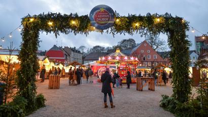 Bild: Florian Miedl/fph
Einen zauberhaften Anblick bietet der Marktredwitzer Adventsmarkt in den Abendstunden.