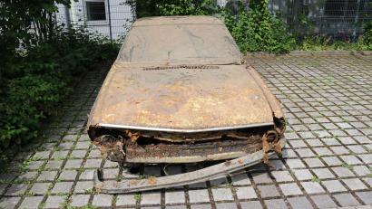 Bild: PI Vohenstrauß
So sieht der Audi 100 S Coupé nach der Bergung aus.
