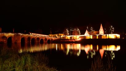 Bild: Siegfried Steinkohl
So ist der Fischhofpark beim Weihnachtsmarkt 2022 beleuchtet. 350.000 LEDs lassen das Gelände in Gelb und Rot erstrahlen. Das Bild entstand beim Probeleuchten am Freitagabend.